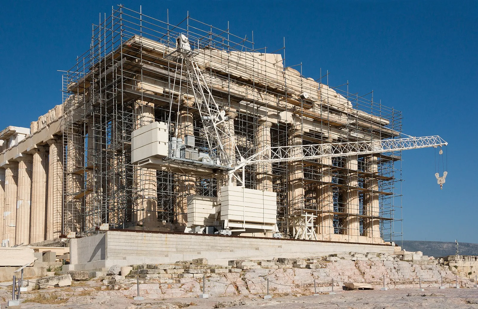 הפרתנון על גבעת האקרופוליס באתונה שביוון נשקף מעל גגות העיר באור שקיעה זהוב
