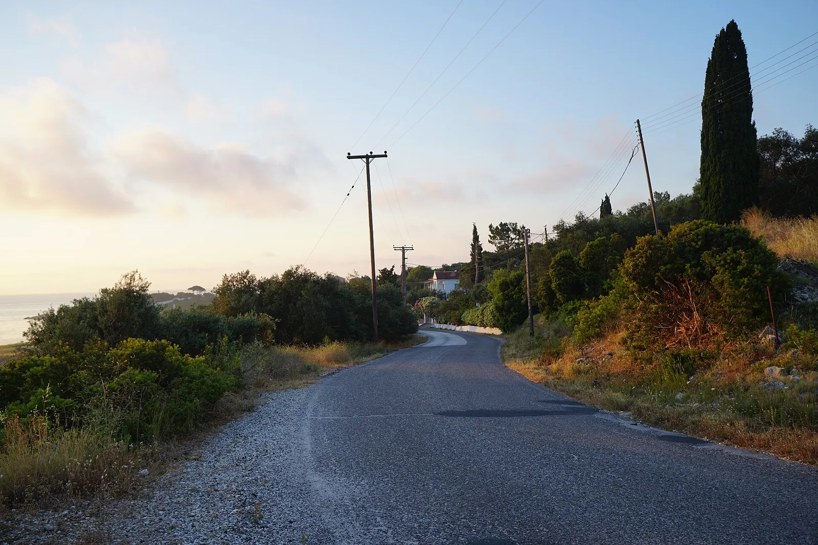 חוזה השכרת רכב ומפתחות על דלפק חברת השכרה ביוון עם רכב ברקע