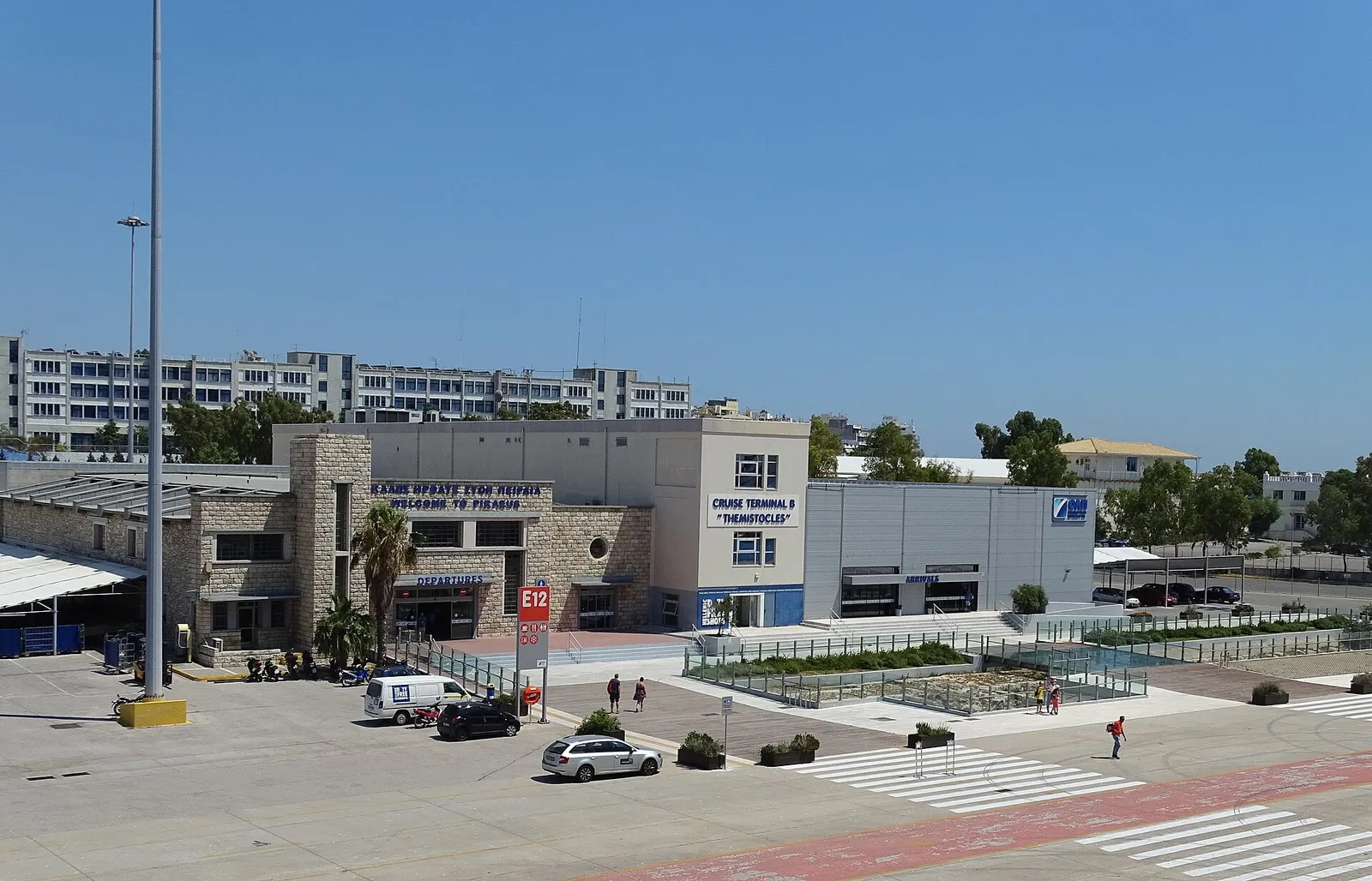 מעבורות גדולות עוגנות בנמל פיראוס ליד אתונה ביוון בשעת בוקר