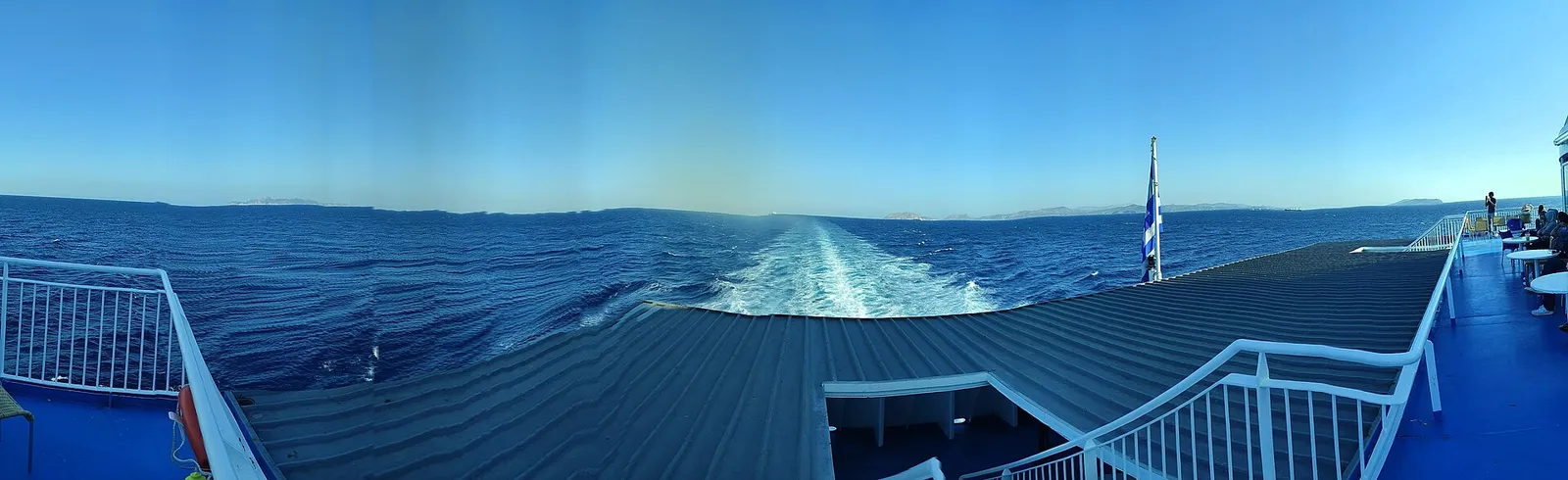 לוח מודעות אלקטרוני בנמל פיראוס ביוון עם זמני הפלגה ומספרי שערים למעבורות