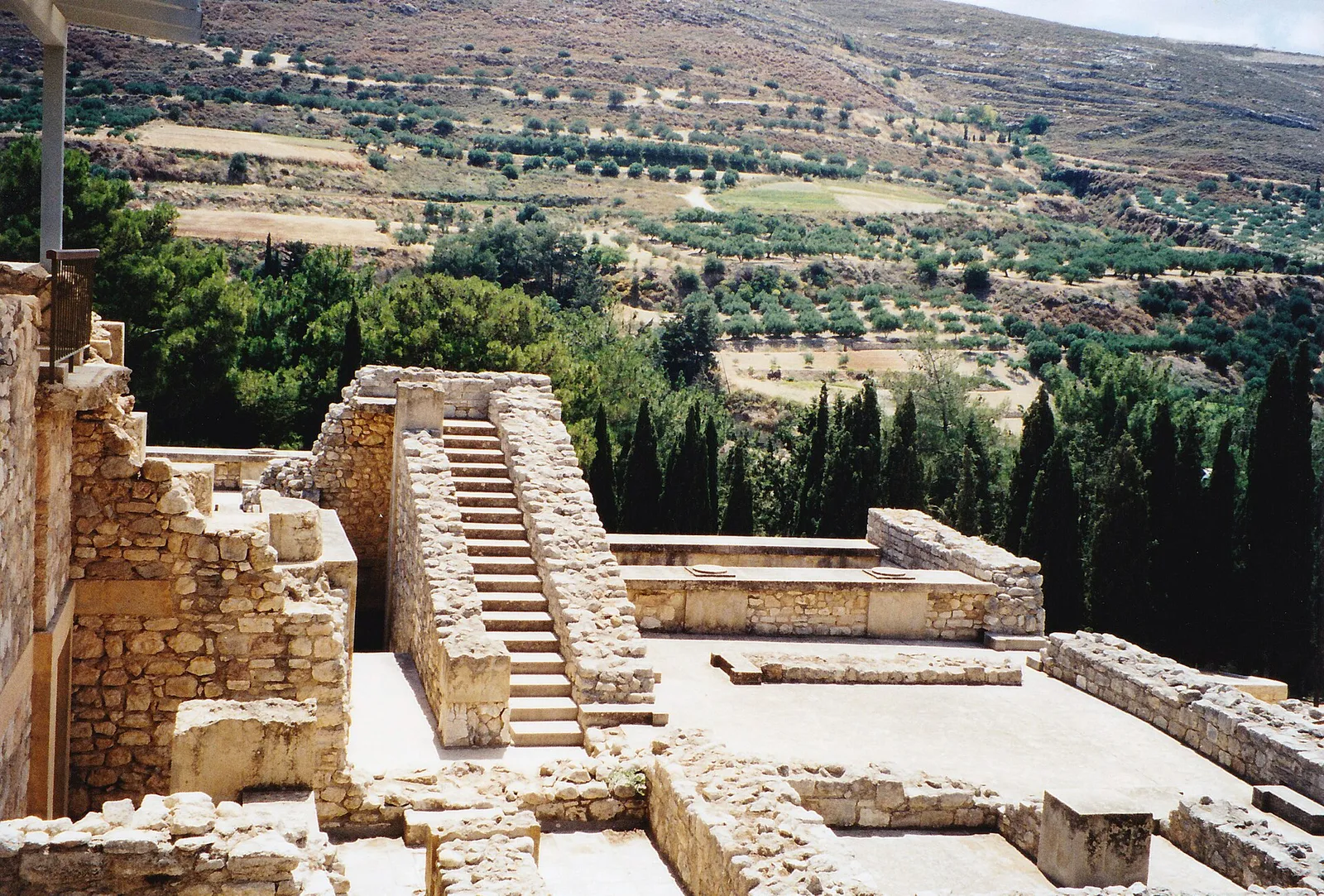המסדרונות המתפתלים והחדרים המרובים בארמון קנוסוס שבכרתים שביוון בין קירות אבן עתיקים