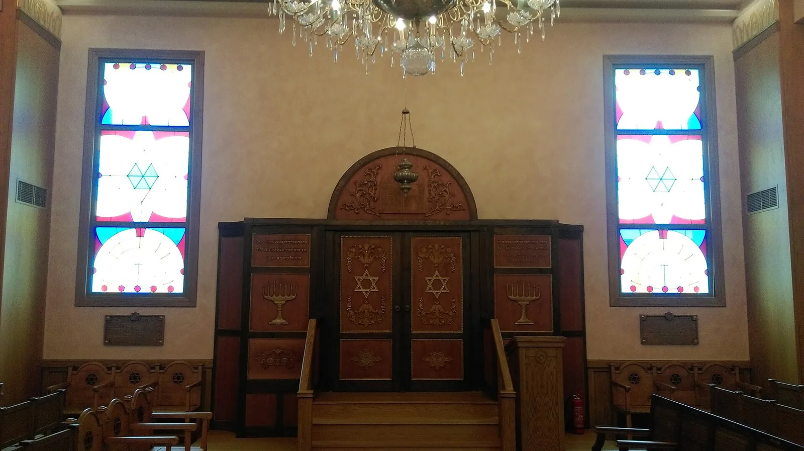 סמטה ברובע פסיריו באתונה ביוון עם בתי קפה וטברנות לצד בית חב"ד והמטבח הכשר של העיר