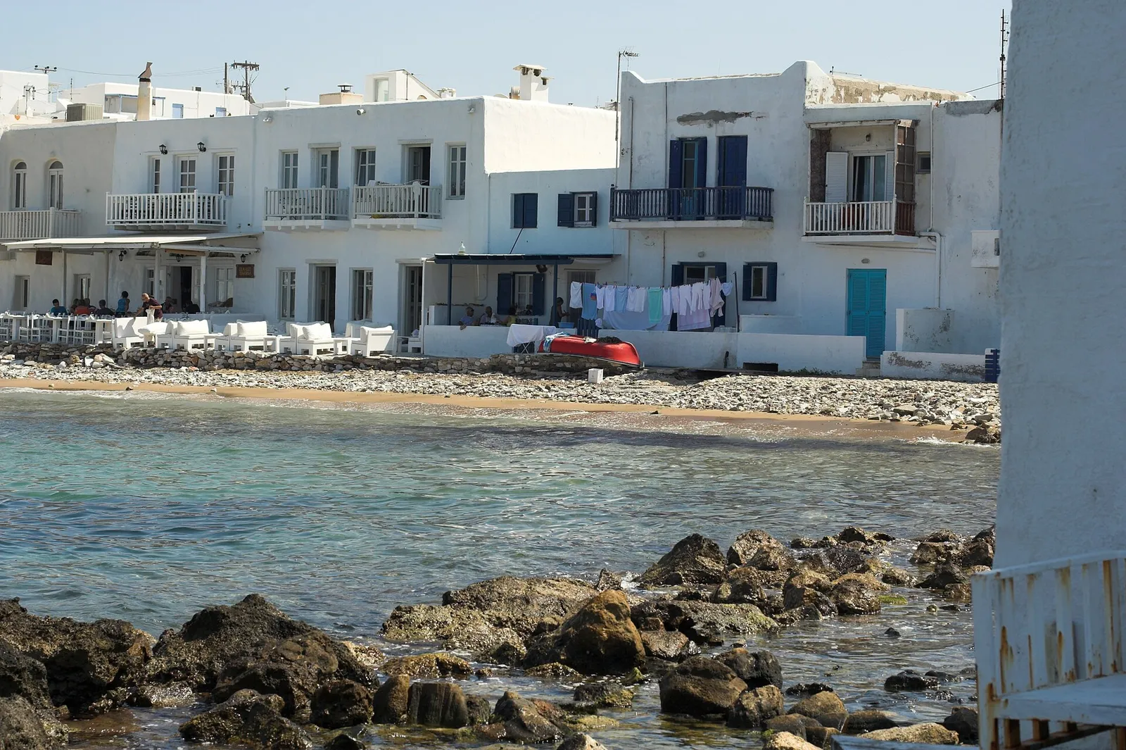 נמל הדייגים הציורי של נאוסה בפארוס עם הסירות הצבעוניות והבתים הלבנים, יוון