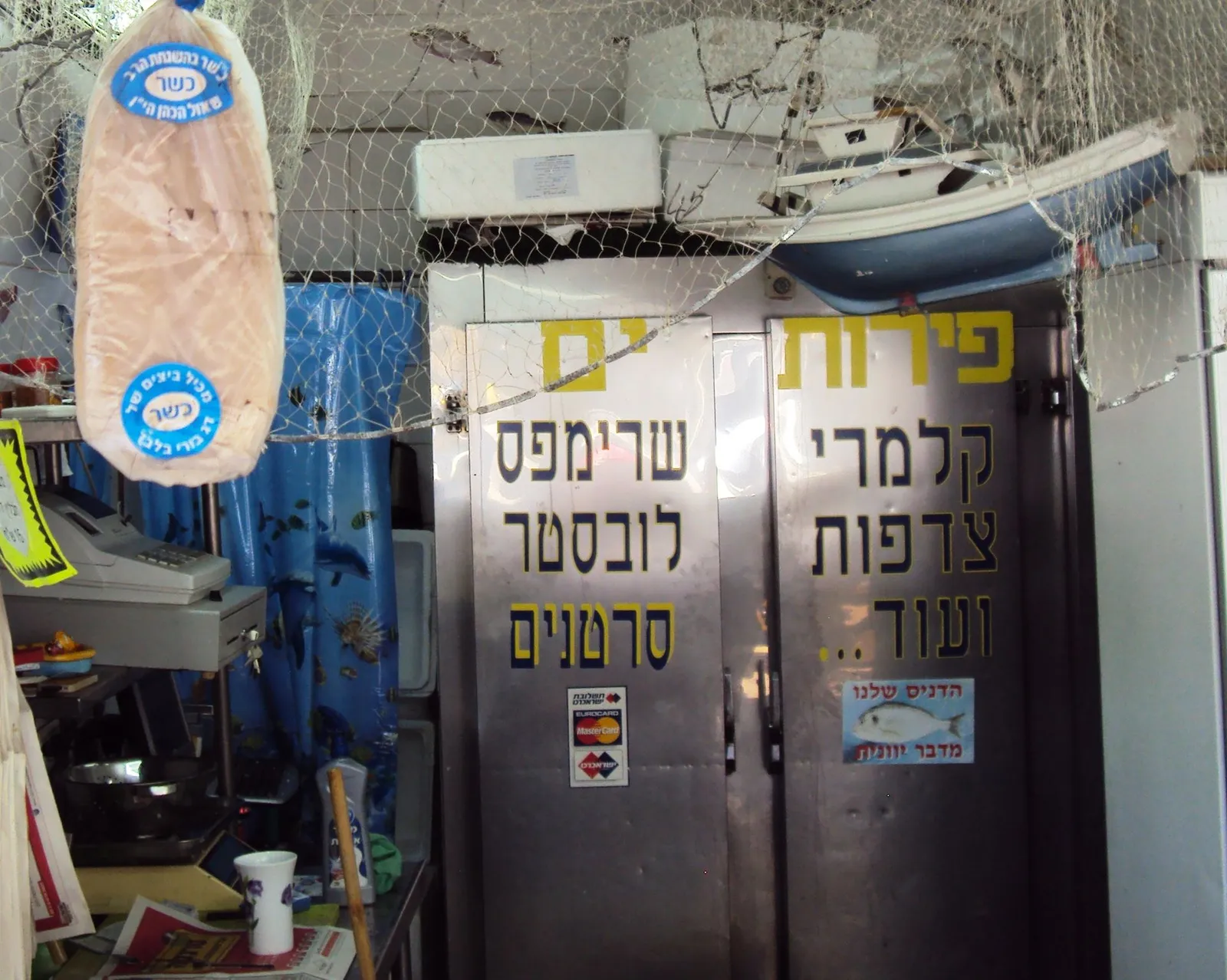 מלון נופש על רקע נוף יווני אביבי עם דקלים ובריכה, מסגרת לחבילת פסח כשרה ביוון