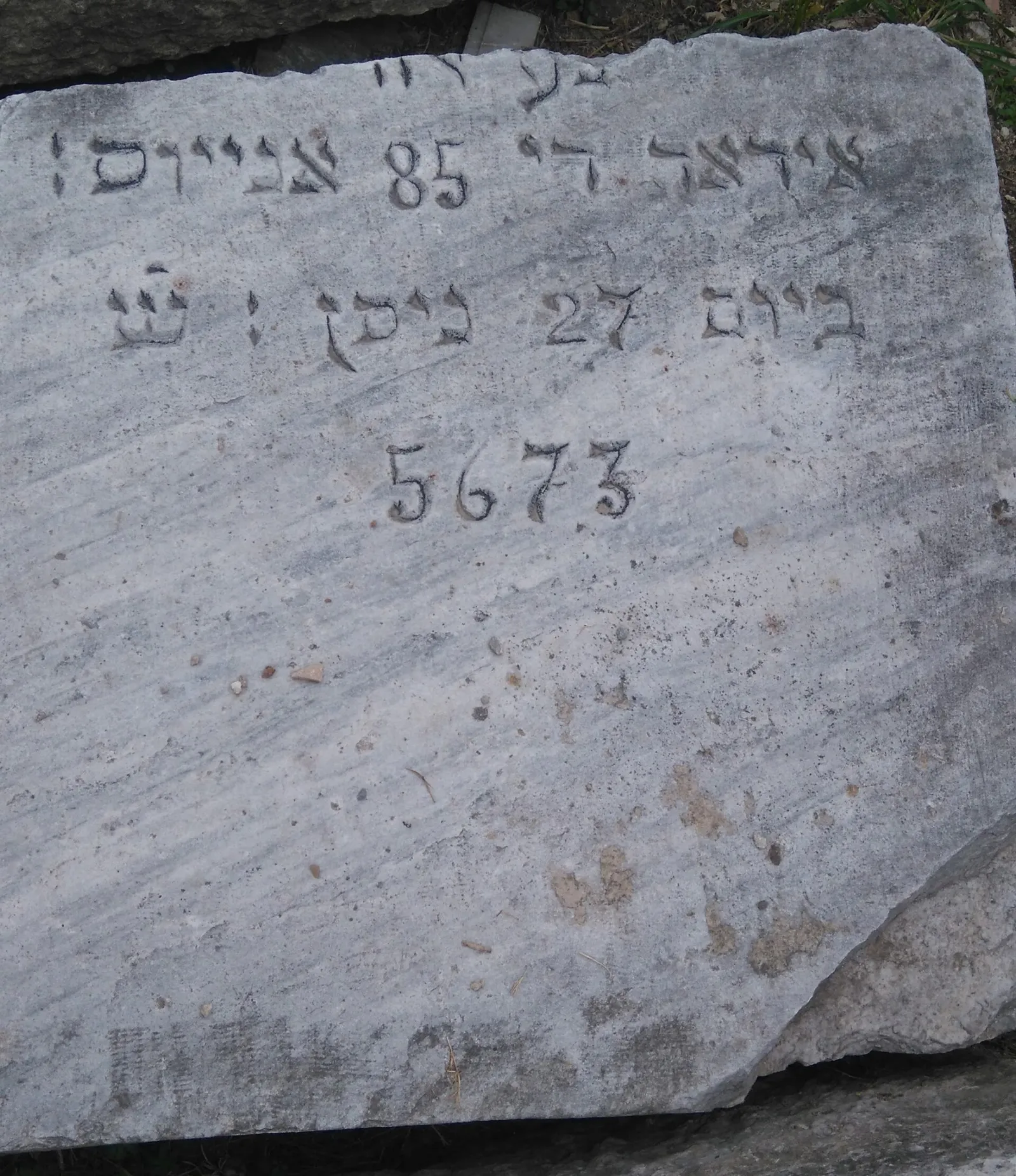 סמטה אבן באתונה ביוון באור אביב רך עם בתי קפה, אווירת חג ליד הרובע ההיסטורי